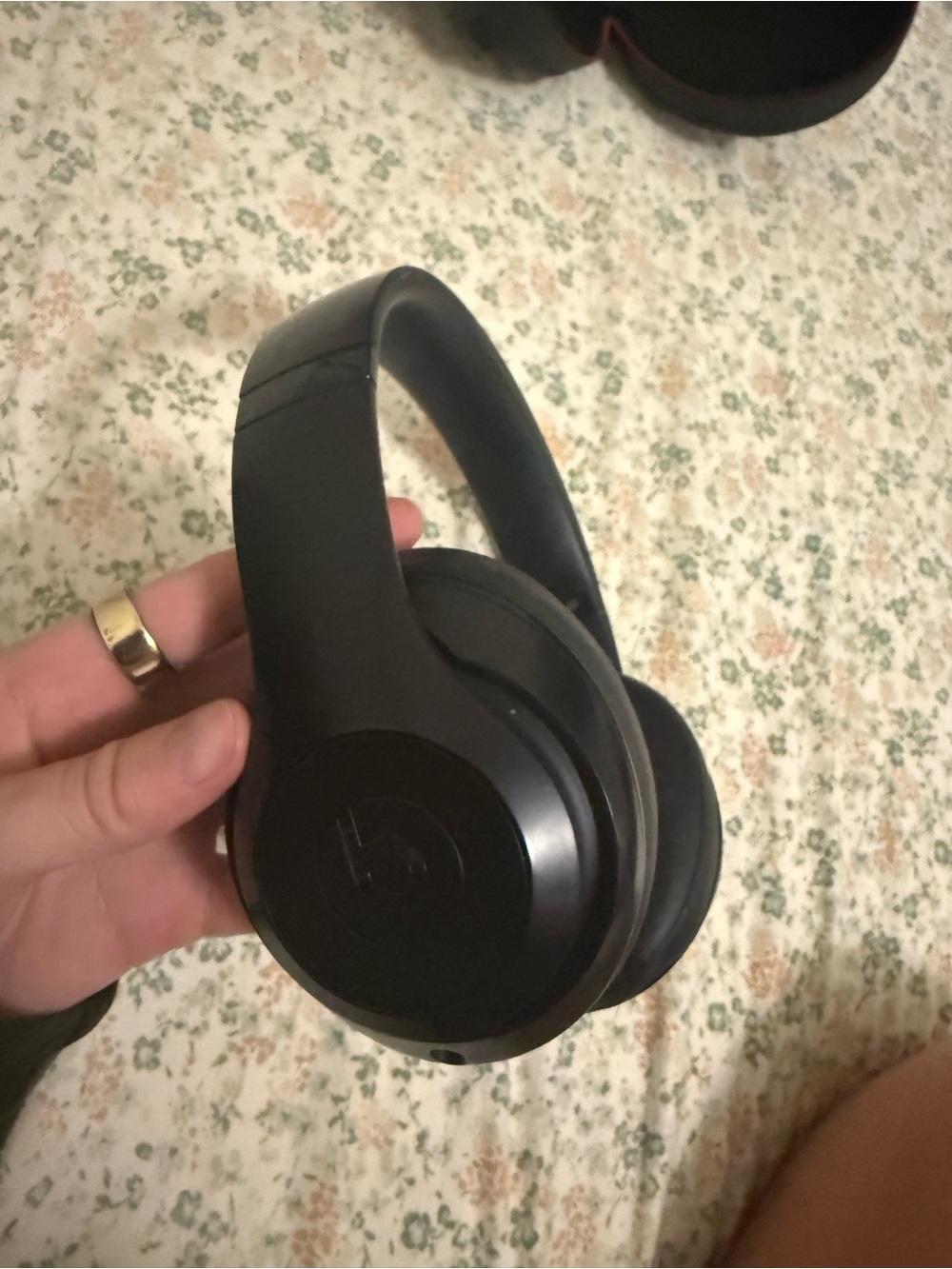 Studio3 Wireless Over-Ear Headphones — Matte Black - Picture 5 of 7